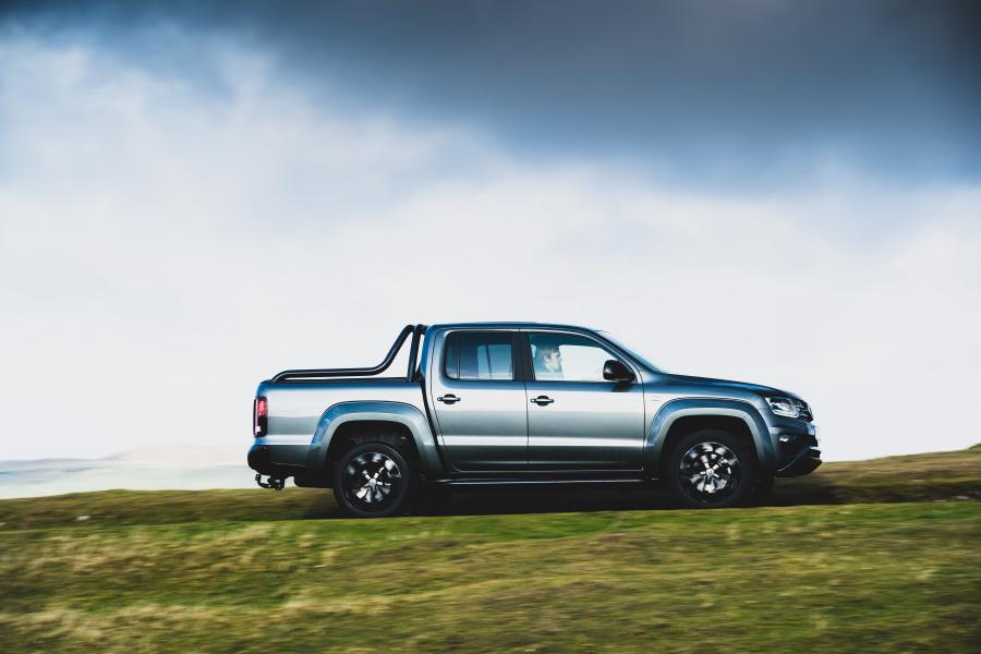  Volkswagen Amarok Double Cab Black Edition 2019 года  (UK) (фото 25 из 34)